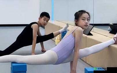 舞蹈生戴玩具练劈叉:别样训练方式